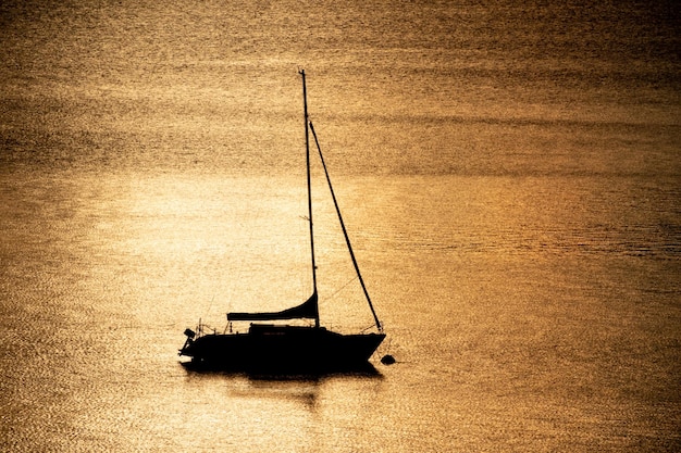 Foto una barca che galleggia sull'acqua