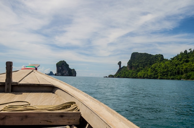 Photo boat forward to island