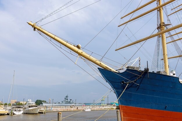 해변 PA 미국에있는 항구의 mainmast의 항구에서 보트