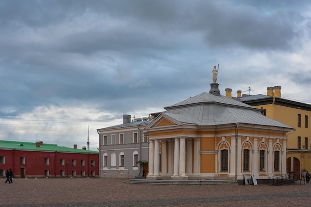 Лодочный домик в петропавловской крепости на острове в санкт-петербурге