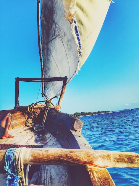 Фото Лодка в море на чистом голубом небе