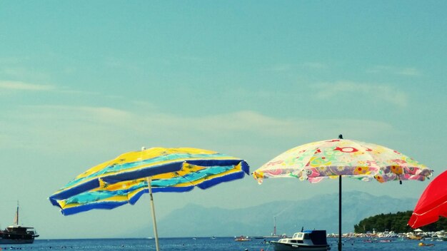 写真 空と対峙する海のボート