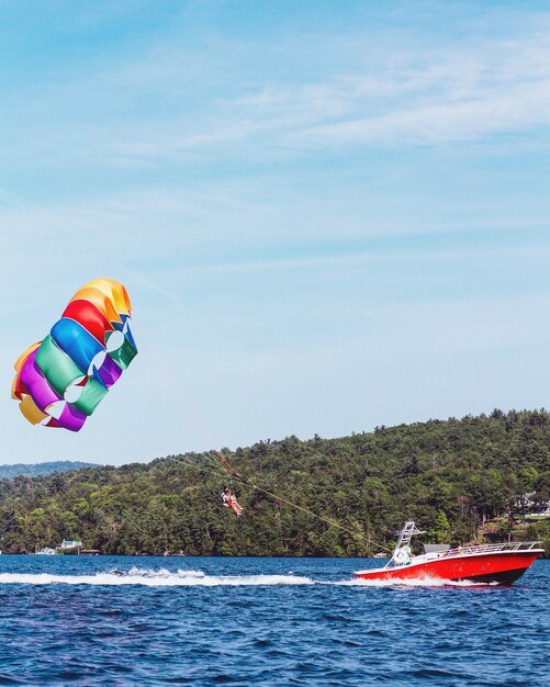 写真 空と対峙する海のボート