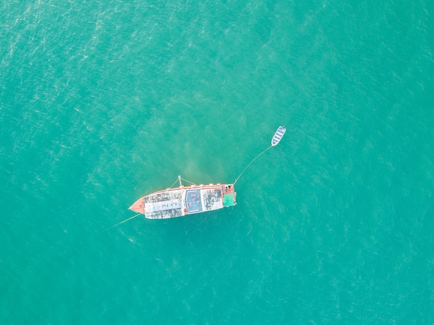 写真 海の真ん中にあるボート