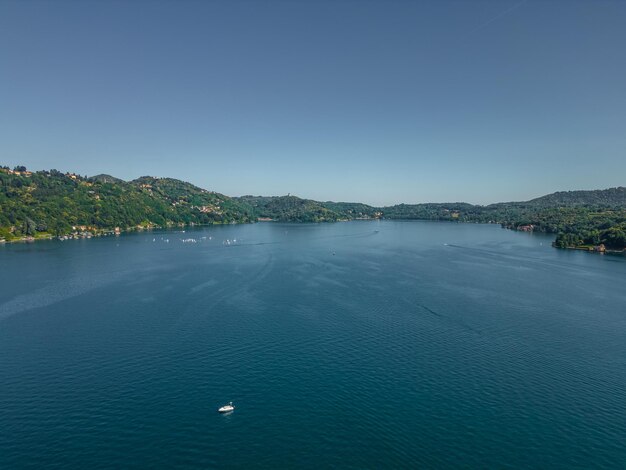 Photo a boat is floating on a lake with a boat in the water