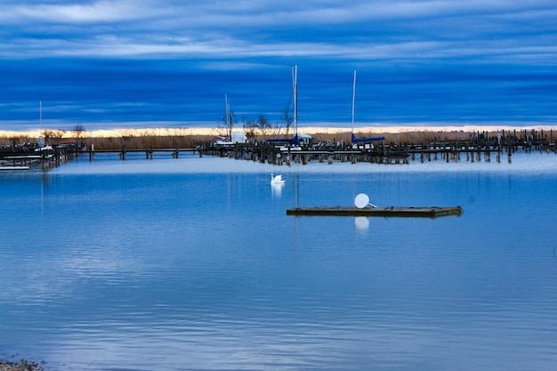 Photo a boat is floating on the water with a blue sky in the background