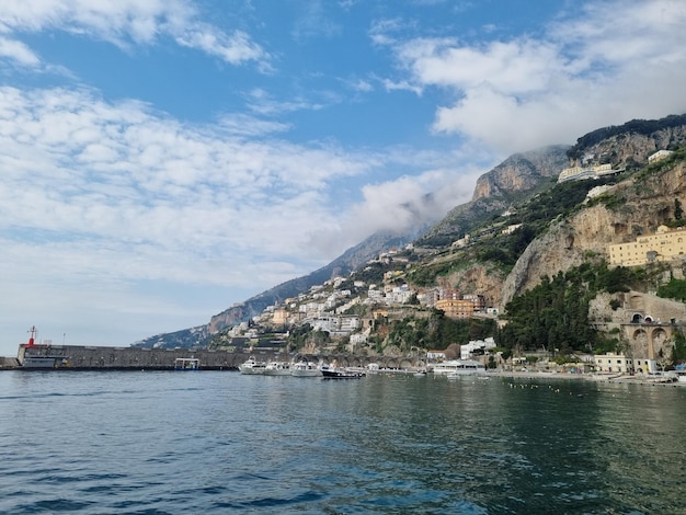 Photo a boat is sailing on the water near a mountain