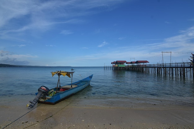 Photo a boat is tied up on the beach and is tied to a pole