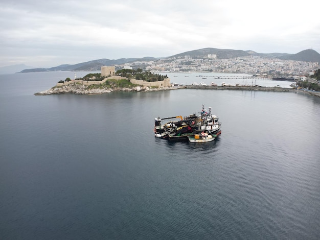 Foto una barca è in acqua con una piccola isola sullo sfondo.