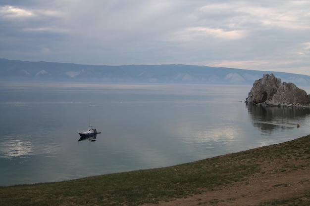 Foto la barca è sull'acqua