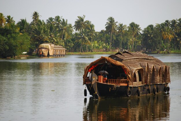 Photo boat in lake against clear sky