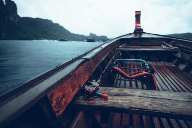 Photo boat in lake against sky