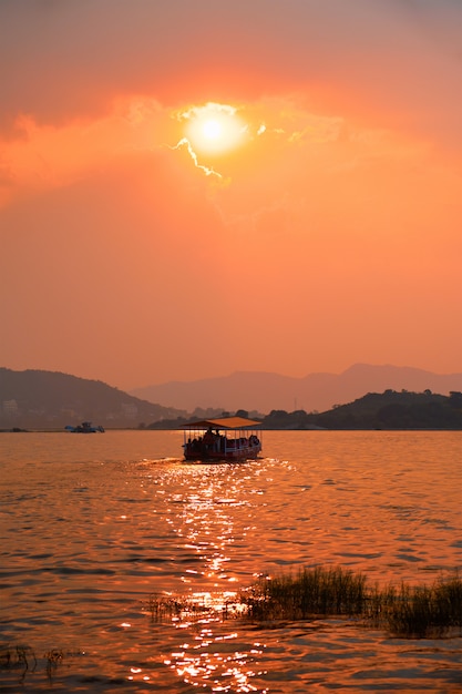 日没のピチョラー湖でボートします。ウダイプール、ラジャスタン、インド