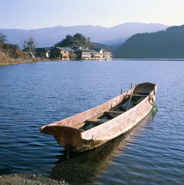 晴れた日に湖岸のボート