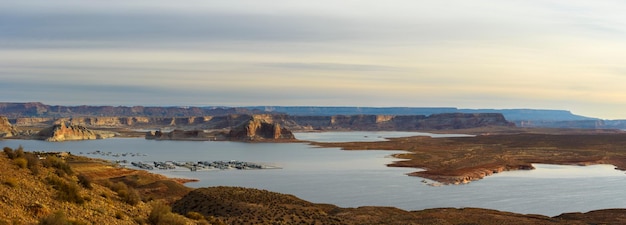 Photo boat marina at lake powell with coal power plant in the background 4k ultra hd image