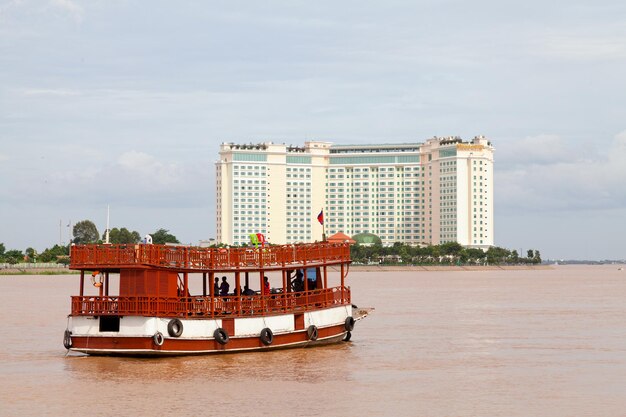 <unk>펜 의 메콩 강 에 있는 배