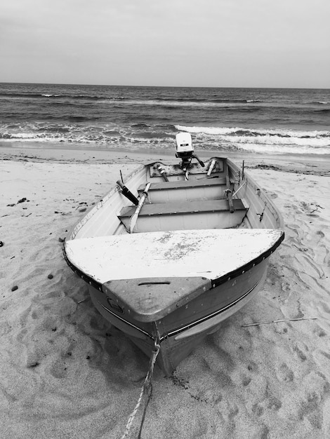 Photo boat moored at beach against clear sky