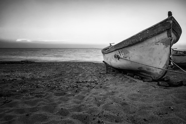 Foto barca ormeggiata sulla spiaggia contro il cielo