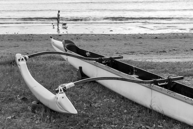 Photo boat moored on beach