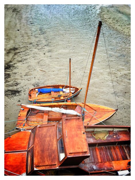 Photo boat moored on beach