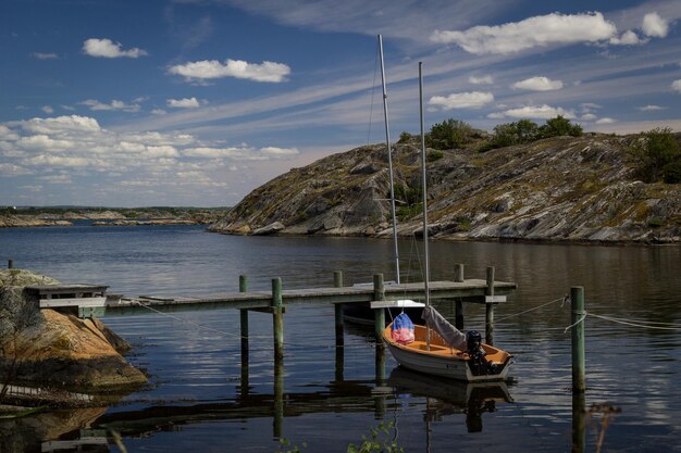 Photo boat moored by pier on lake