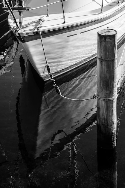 Photo boat moored at harbor against sky