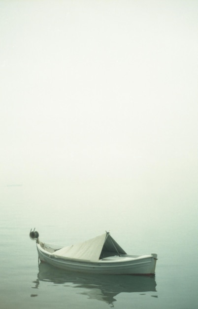 Фото Лодка, пришвартованная в озере на небе