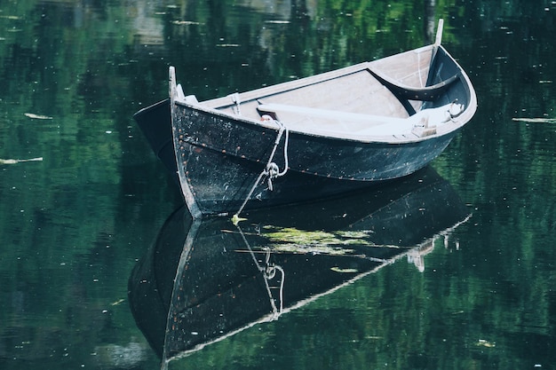 Фото Лодка, пришвартованная на озере.
