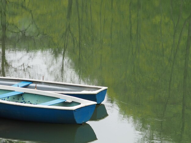 Фото Лодка, пришвартованная на озере.