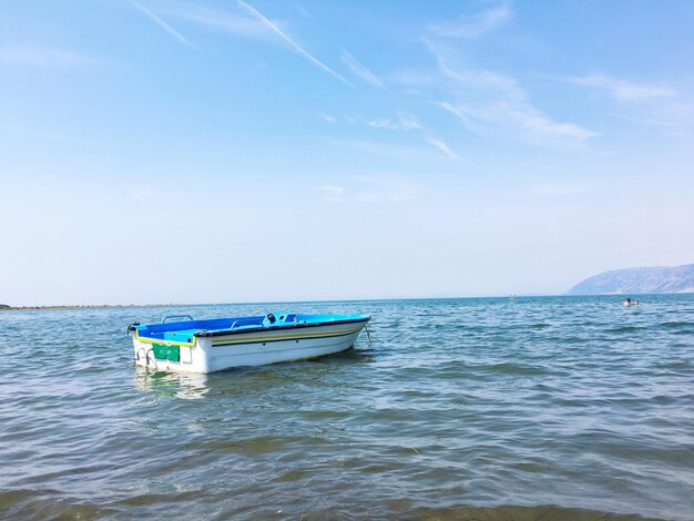 写真 空に向かって海に停泊したボート