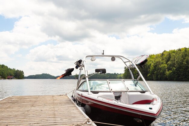 Photo boat moored on lake against sky