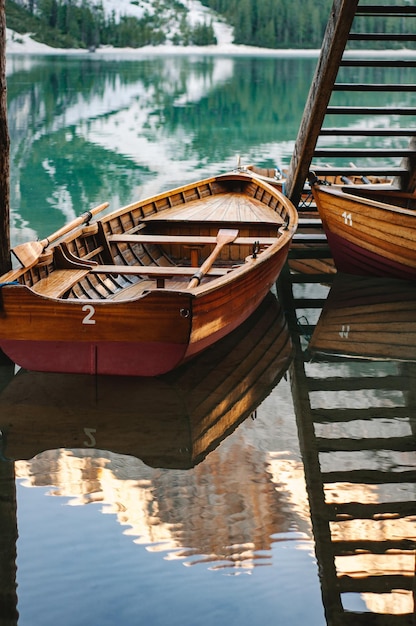Foto barca ormeggiata nel lago