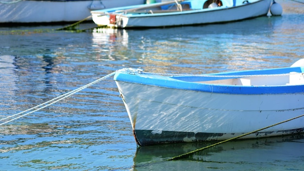 Foto barca ormeggiata nel lago