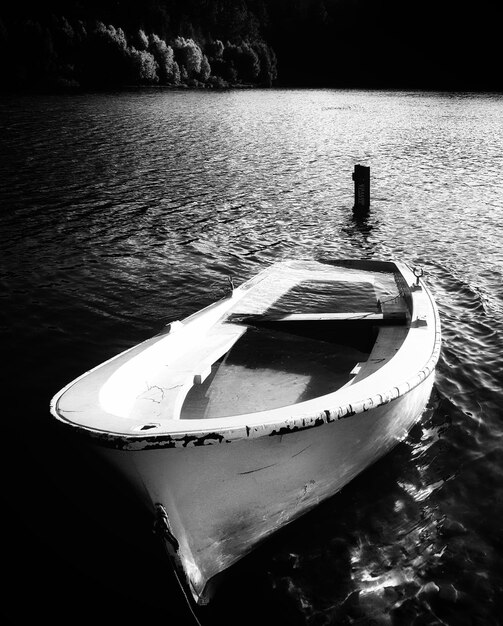 Foto barca ormeggiata nel lago