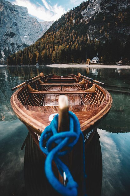 Foto barca ormeggiata sul lago