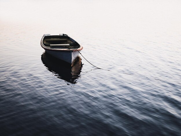 Photo boat moored on lake