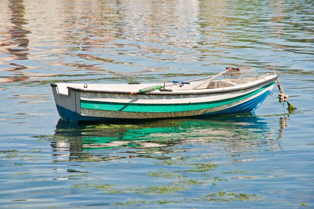 Foto barca ormeggiata nel lago