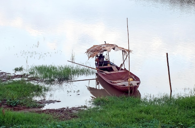 Photo boat moored at lakeshore against sky