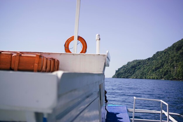 Фото Лодка, пришвартованная на море на чистом небе.