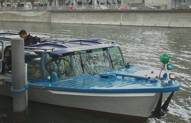 Photo boat moored on river