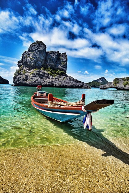 Photo boat moored on sea against sky