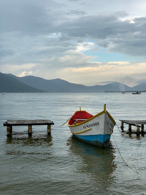 Photo boat moored in sea against sky