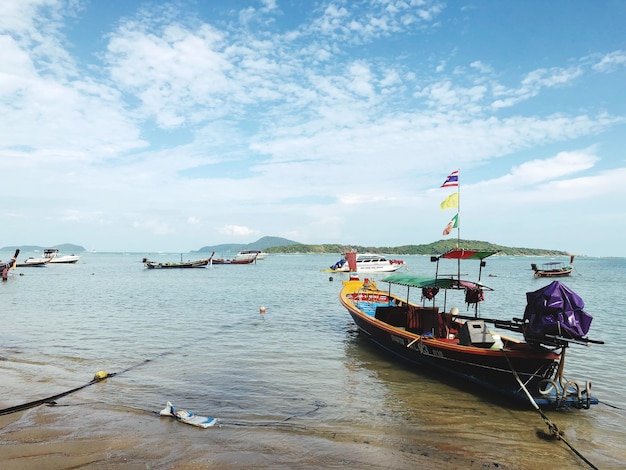 Лодка, пришвартованная в море на небо
