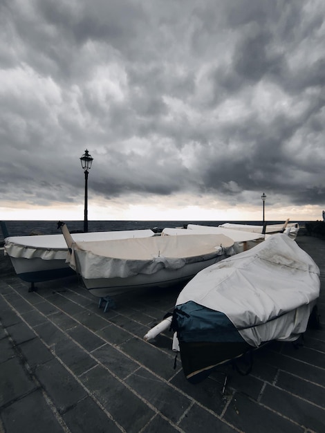 Foto barca ormeggiata sulla riva contro il cielo