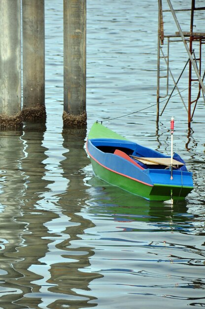 Foto barca ormeggiata in acqua