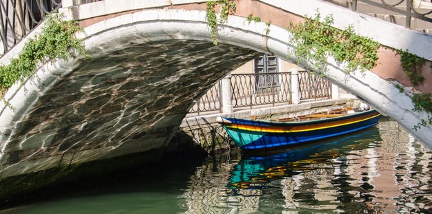 Foto barca ormeggiata in acqua