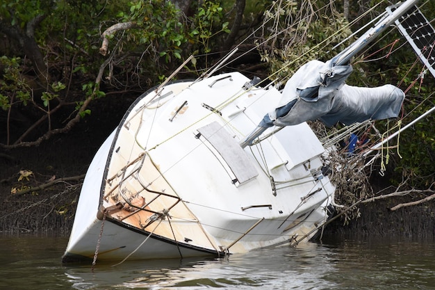 Photo boat moored in water