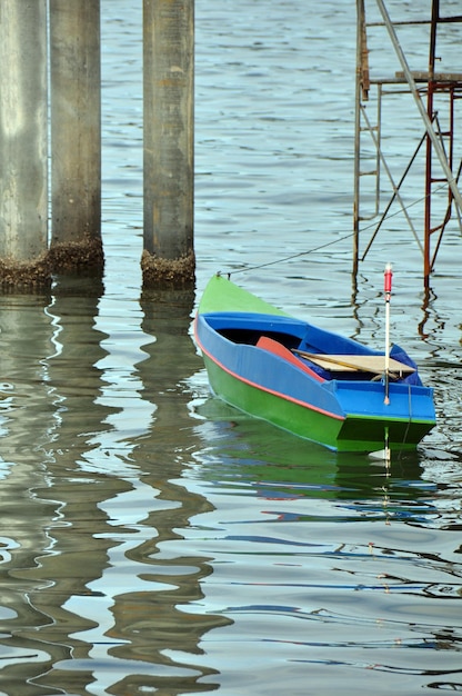 Photo boat moored in water