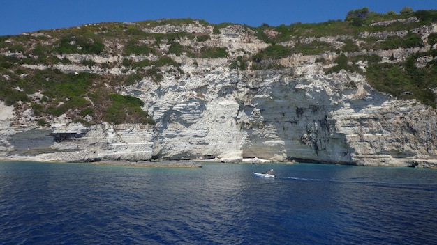 山に向かって海を移動するボート