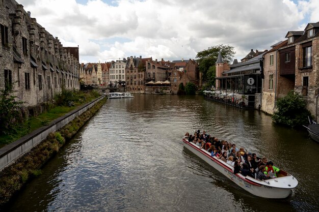Фото Лодка, плывущая по каналу между зданиями